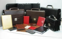 Кожаный портфель, портмоне, папка или визитница станет отличным подарком для бизнесмена.