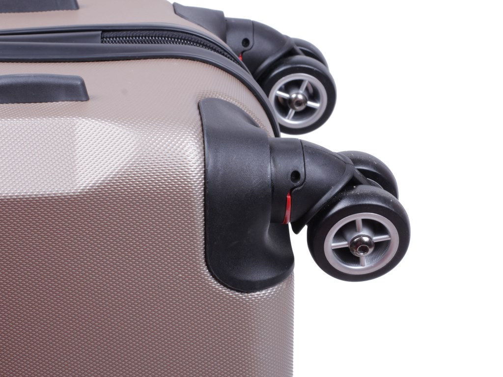 Сильно выступающие колеса чемодана могут легко повредиться в путешествии.